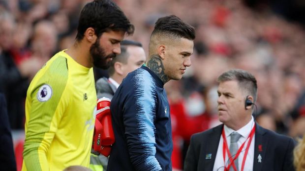 Soccer Football - Premier League - Liverpool v Manchester City - Anfield, Liverpool, Britain - October 7, 2018  Liverpool's Alisson and Manchester City's Ederson before the match      REUTERS/Phil Noble  EDITORIAL USE ONLY. No use with unauthorized audio, video, data, fixture lists, club/league logos or 