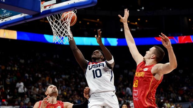 Basketball - FIBA World Cup 2023 - Second Round - Group J - United States v Montenegro - Mall of Asia Arena, Manila, Philippines - September 1, 2023 Anthony Edwards of the U.S. in action with Montenegro's Nikola Ivanovic and Montenegro's Marko Simonovic