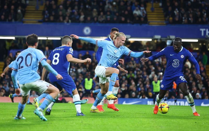 LONDON, ENGLAND - JANUARY 05: Erling Haaland of Manchester City runs at Kalidou Koulibaly of Chelsea FC during the Premier League match between Chelsea FC and Manchester City at Stamford Bridge on January 05, 2023 in London, England. (Photo by Chloe Knott - Danehouse/Getty Images)
