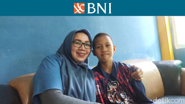 Muhammad Zulfaihza Mahendra, yang akrab disapa Bagas, bersama ibunda tercinta, Hasnaeni.