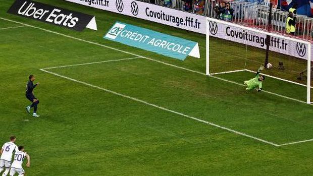 France's forward #10 Kylian Mbappe shoots and scores his team's third goal on a penalty during the friendly football match between France and Scotland at Pierre-Mauroy stadium, in Villeneuve-D'Ascq, northern France, on October 17, 2023. (Photo by Sameer Al-Doumy / AFP)