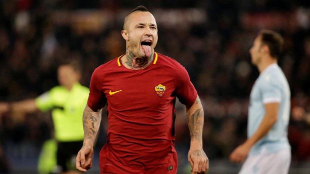 Soccer Football - Serie A - Roma vs Lazio - Stadio Olimpico, Rome, Italy - November 18, 2017   Roma's Radja Nainggolan celebrates scoring their second goal    REUTERS/Max Rossi