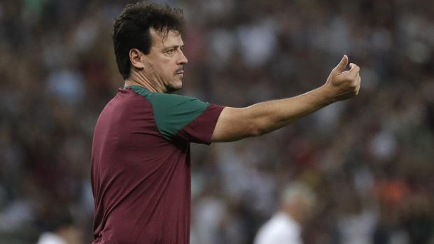 Coach Fernando Diniz of Brazil's Fluminense gives instructions to his players during a Copa Libertadores Group D soccer match against Peru's Sporting Cristal at Maracana stadium in Rio de Janeiro, Brazil, Tuesday, June 27, 2023. (AP Photo/Bruna Prado)