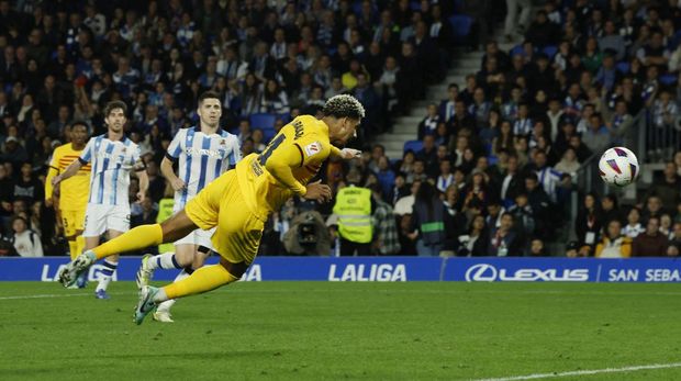 Soccer Football - LaLiga - Real Sociedad v FC Barcelona - Reale Arena, San Sebastian, Spain - November 4, 2023 FC Barcelona's Ronald Araujo scores their first goal REUTERS/Vincent West