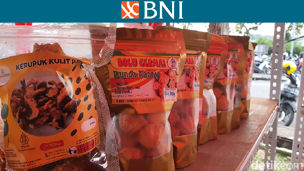 Puluhan pelaku UMKM ambil bagian saat ajang bulutangkis BNI Sirkuit Nasional B Riau, Kota Pekanbaru. Bahkan kuliner hingga kerajinan khas Riau menjadi produk yang banyak diburu.