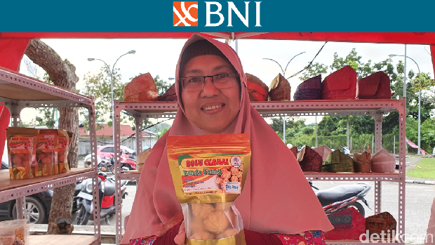 Puluhan pelaku UMKM ambil bagian saat ajang bulutangkis BNI Sirkuit Nasional B Riau, Kota Pekanbaru. Bahkan kuliner hingga kerajinan khas Riau menjadi produk yang banyak diburu.