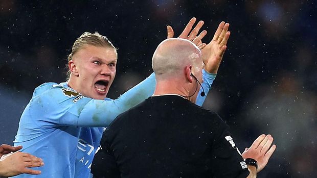 Soccer Football - Premier League - Manchester City v Tottenham Hotspur - Etihad Stadium, Manchester, Britain - December 3, 2023 Manchester City's Erling Braut Haaland remonstrates with referee Simon Hooper Action Images via Reuters/Lee Smith NO USE WITH UNAUTHORIZED AUDIO, VIDEO, DATA, FIXTURE LISTS, CLUB/LEAGUE LOGOS OR 'LIVE' SERVICES. ONLINE IN-MATCH USE LIMITED TO 45 IMAGES, NO VIDEO EMULATION. NO USE IN BETTING, GAMES OR SINGLE CLUB/LEAGUE/PLAYER PUBLICATIONS.