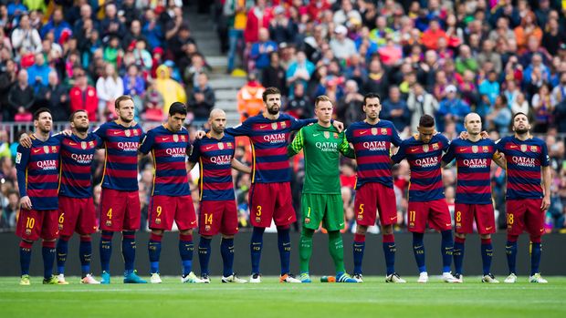 BARCELONA, SPAIN - MAY 08: (L-R) Lionel Messi, Dani Alves, Ivan Rakitic, Luis Suarez, Javier Mascherano, Gerard Pique, Marc-Andre Ter Stegen, Sergio Busquets, Neymar Santos Jr, Andres Iniesta and Jordi Alba of FC Barcelona observe a minute of silence in respect of recently passed away speaker of Camp Nou Manel Vich before the La Liga match between FC Barcelona and RCD Espanyol at Camp Nou on May 8, 2016 in Barcelona, Spain. (Photo by Alex Caparros/Getty Images)