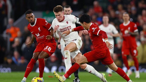 Soccer Football - Premier League - Liverpool v Manchester United - Anfield, Liverpool, Britain - December 17, 2023 Liverpool's Wataru Endo and Ryan Gravenberch in action with Manchester United's Scott McTominay REUTERS/Molly Darlington NO USE WITH UNAUTHORIZED AUDIO, VIDEO, DATA, FIXTURE LISTS, CLUB/LEAGUE LOGOS OR 'LIVE' SERVICES. ONLINE IN-MATCH USE LIMITED TO 45 IMAGES, NO VIDEO EMULATION. NO USE IN BETTING, GAMES OR SINGLE CLUB/LEAGUE/PLAYER PUBLICATIONS.