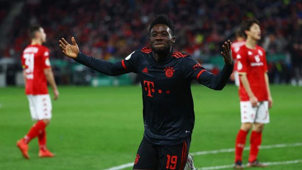 Soccer Football - DFB Cup - Round of 16 - 1. FSV Mainz 05 v Bayern Munich - MEWA Arena, Mainz, Germany - February 1, 2023 Bayern Munich's Alphonso Davies celebrates scoring their fourth goal REUTERS/Kai Pfaffenbach DFB REGULATIONS PROHIBIT ANY USE OF PHOTOGRAPHS AS IMAGE SEQUENCES AND/OR QUASI-VIDEO.