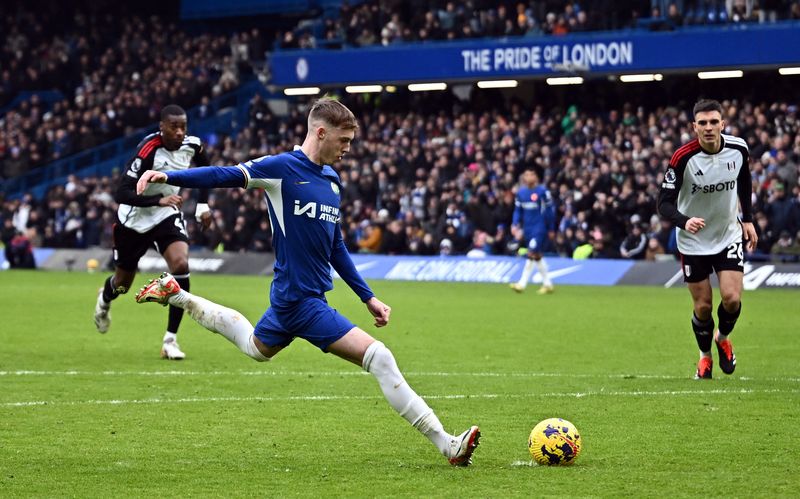 Soccer Football - Premier League - Chelsea v Fulham - Stamford Bridge, London, Britain - January 13, 2024 Chelsea's Cole Palmer scores their first goal from the penalty spot REUTERS/Dylan Martinez NO USE WITH UNAUTHORIZED AUDIO, VIDEO, DATA, FIXTURE LISTS, CLUB/LEAGUE LOGOS OR 'LIVE' SERVICES. ONLINE IN-MATCH USE LIMITED TO 45 IMAGES, NO VIDEO EMULATION. NO USE IN BETTING, GAMES OR SINGLE CLUB/LEAGUE/PLAYER PUBLICATIONS.