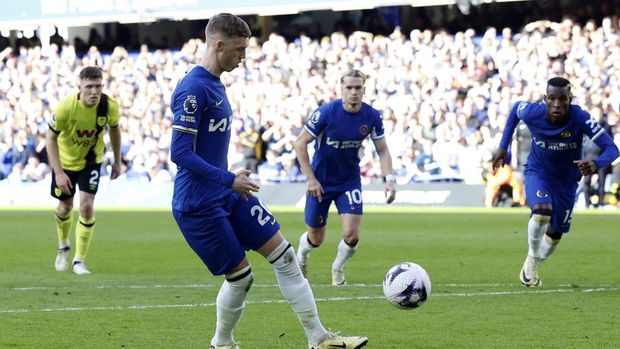 Soccer Football - Premier League - Chelsea v Burnley - Stamford Bridge, London, Britain - March 30, 2024 Chelsea's Cole Palmer scores their first goal from the penalty spot Action Images via Reuters/Peter Cziborra NO USE WITH UNAUTHORIZED AUDIO, VIDEO, DATA, FIXTURE LISTS, CLUB/LEAGUE LOGOS OR 'LIVE' SERVICES. ONLINE IN-MATCH USE LIMITED TO 45 IMAGES, NO VIDEO EMULATION. NO USE IN BETTING, GAMES OR SINGLE CLUB/LEAGUE/PLAYER PUBLICATIONS.