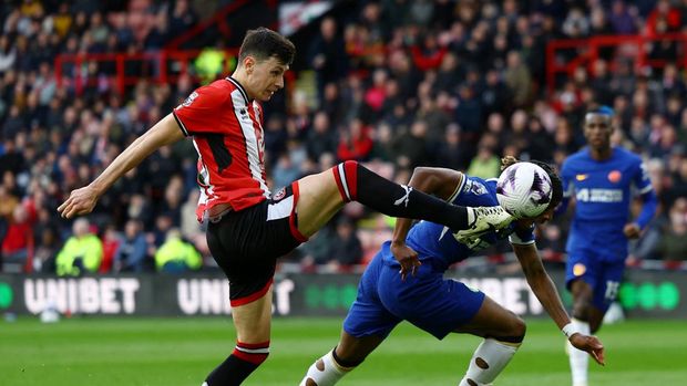 Soccer Football - Premier League - Sheffield United v Chelsea - Bramall Lane, Sheffield, Britain - April 7, 2024  Sheffield United's Anel Ahmedhodzic in action with Chelsea's Noni Madueke Action Images via Reuters/Lee Smith NO USE WITH UNAUTHORIZED AUDIO, VIDEO, DATA, FIXTURE LISTS, CLUB/LEAGUE LOGOS OR 'LIVE' SERVICES. ONLINE IN-MATCH USE LIMITED TO 45 IMAGES, NO VIDEO EMULATION. NO USE IN BETTING, GAMES OR SINGLE CLUB/LEAGUE/PLAYER PUBLICATIONS.