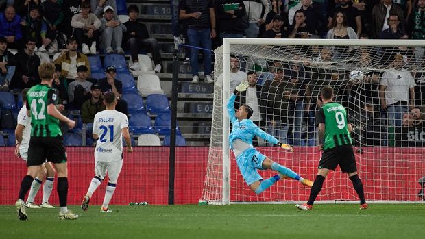 REGGIO NELL'EMILIA, ITALY - MAY 04: Andrea Consigli of US Sassuolo dives and fails to save the shot of Lautaro Martinez of FC Internazionale resulting in a goal which is later ruled out due to offside during the Serie A TIM match between US Sassuolo and FC Internazionale at Mapei Stadium - Citta' del Tricolore on May 04, 2024 in Reggio nell'Emilia, Italy. (Photo by Alessandro Sabattini/Getty Images)